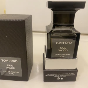 Parfym  - Säljer min dyrbara parfym för … kr , den doftar juvligt och Säljer den för billigt pris.  Kvitto och allt med följer.säljaren står för frakten