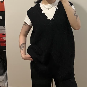 Stickad väst - Cool stickad väst med lite slitna detaljer. Ganska oversized och lång😊