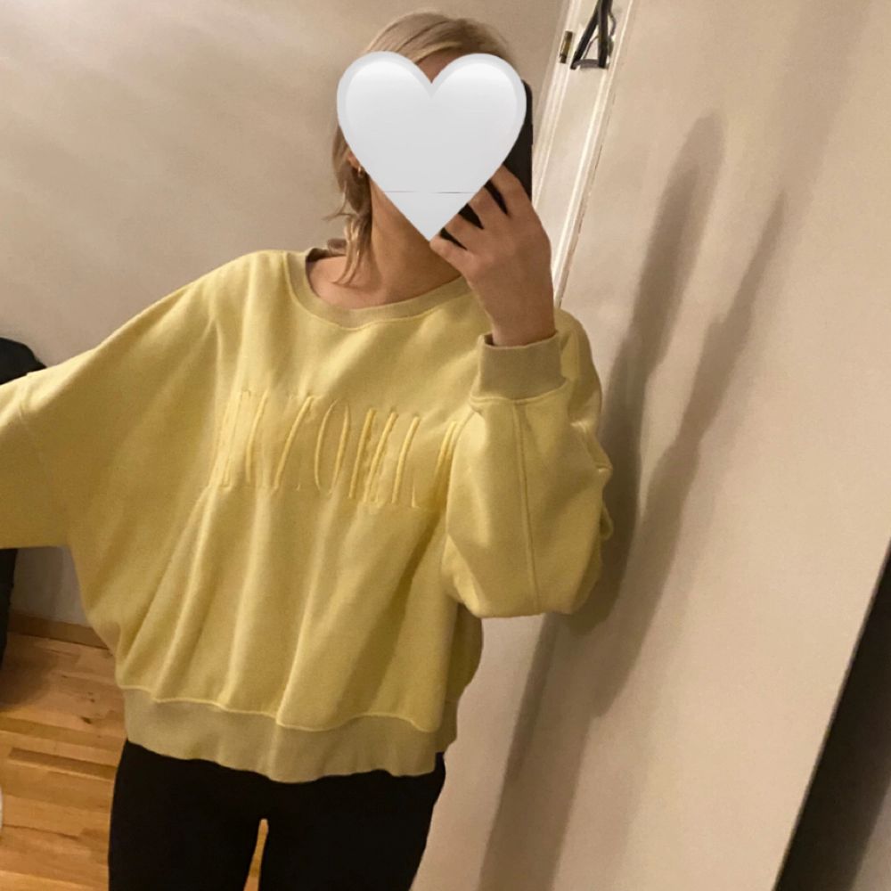 Jättemysig och snygg gul sweatshirt. Text:LIMONATA. Sparsamt använd och i fint skick.. Huvtröjor & Träningströjor.