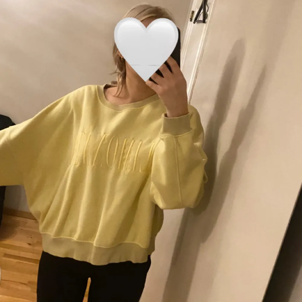 Jättemysig och snygg gul sweatshirt. Text:LIMONATA. Sparsamt använd och i fint skick.. Hoodies.
