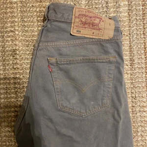 Gråa Levis 501, strl 32,30 - Ett par raka, gråa Levis 501 jeans.  Strl W32 L30. Köpta second hand. Mycket fint skick. Galet snygga men passar tyvärr inte mig  längre. Därav säljer jag dom.  Köparen står för frakten.