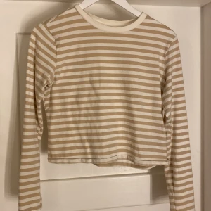 randig tröja - säljer denna fina långärmade tröja som inte kommer till användning längre💓 den är i bra skick