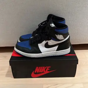 Ett par schyssta Jordan 1 Royal toe High. Storlek 43 (US 9,5). Köpta från SNS . Knappt använda så fint skick. Crease skydd ingår även i boxen! Pris kan diskuteras!