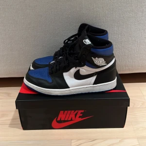 Jordan 1 High Royal toe - Ett par schyssta Jordan 1 Royal toe High. Storlek 43 (US 9,5). Köpta från SNS . Använda Max 5 gånger så fint skick. Crease skydd ingår även i boxen! Steal, 500kr under retail pris 