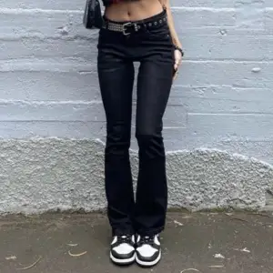 Väldigt snygga lågmidjade svarta jeans som passar bra personer mellan typ 160-165 cm. Säljer för att de aldrig kommer till användning tyvärr. Köpta här på plick men väldigt bra skick (lånad första bild). Köpta för 350 ☺️