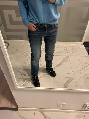 Säljer oanvända zara blå jeans i storlek 36