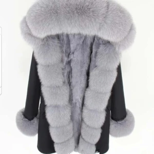 Fatima parka  - Äkta päls. Storlek XS kan andvändas både som S. Har sj köpt den för 5000kr. Köptes för en vecka sen. Kan också tänka mig byta mot en beige Fatima parka. 