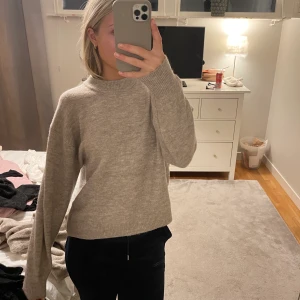 Stickad tröja - Grå beige stickad tröja super fin, använd 1 gång! 