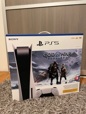 Playstation 5 - Helt ny, oöppnad och oanvänd playstation 5 kommer med en kontroll och spelet god of war ragnarök