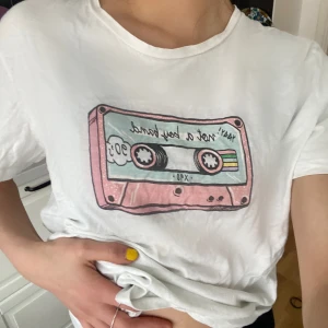 Kassett T-shirt  - Otroligt söt T-shirt!! Jättemysig och skön! Nypris: 139kr 