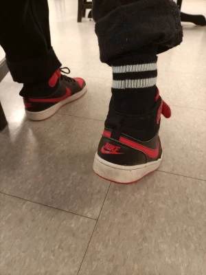 Nike sneakers st 40 - Väl använda Nike Snickers storlek 40 finns i Västerås 