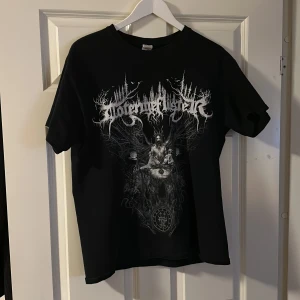 Snygg T-shirt - Svart t-shirt med coolt tryck 