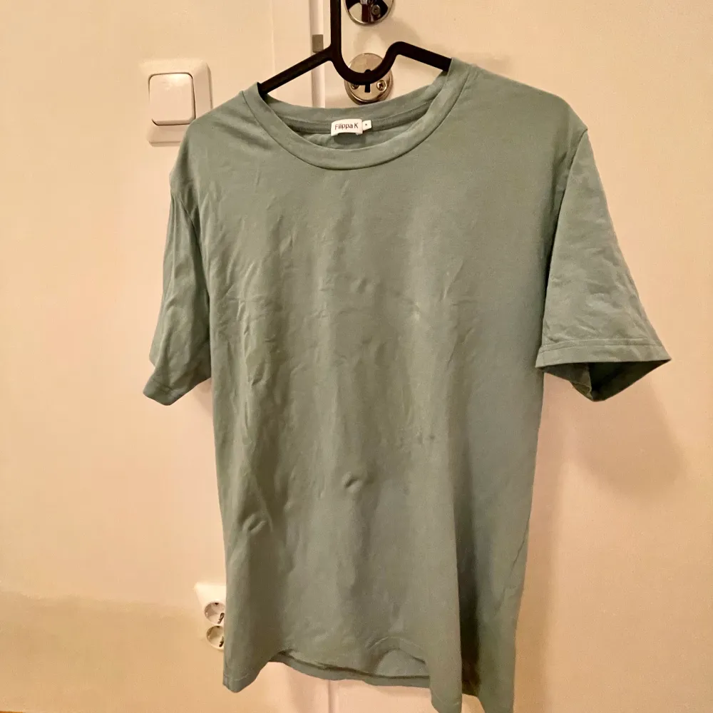 Filippa K t-shirt in size S, color mint. . T-shirts.