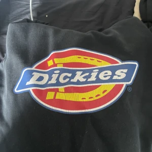 Dickies hoodie - Fint skick utom lite sprucket tryck