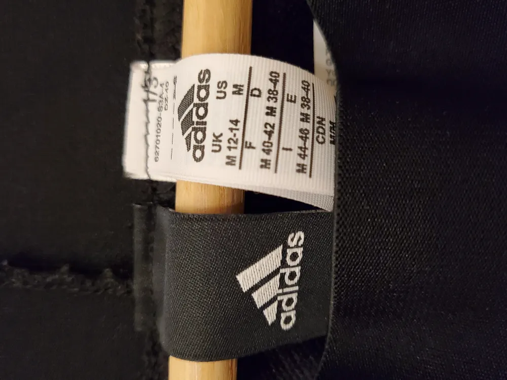 Adidas byxor stl M  Aldrig använda. . Jeans & Byxor.