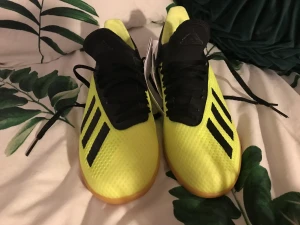 Fotsal fotboll skor  - Har ej använt.  Väldigt bra skick Väldigt bra inomhus skor  Adidas (X TANGO 18.3) Storlek 36/5 passar även 37 