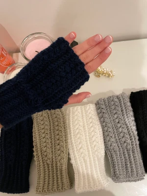 Handledsvärmare - Egengjorda virkade handledsvärmare/ torgvantar!💘 Finns i mörkblå, beige, vit, svart & grå! Har begränsat antal färdiga men kan även gör efter beställning. 129kr + frakt🌸 ( vanlig frakt: 13kr- 26kr, spårbar 66kr)