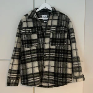  Zara overshirt  - En jättemysig och skön overshirt/jacka nu till våren. Storlek M och skick 10/10 (använd max 2 gånger) Köpt från Zara för runt 600. Perfekt som en present eller till eget bruk nu när det är kallt ute! Hör av dig vid frågor.