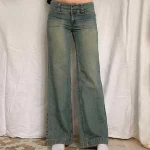 Lågmidjade jeans - Lågmidjade utsvängda/raka jeans, originellt från H&M! Jag är 173 cm, midjemåttet är 78 cm och innerbenslängden 78 cm 🤍