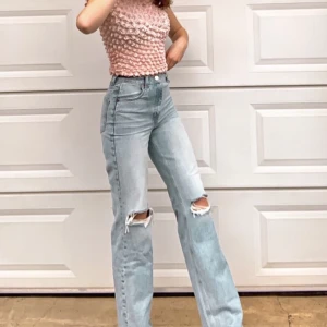 jeans - säljer mina fina jeans från zara då dom inte används längre💓 jag har sytt in ett resår band i midjan så att de kan justeras efter ens egna önskan! 