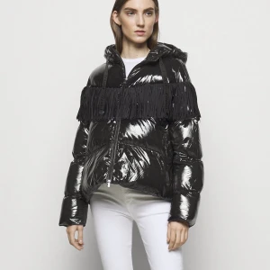 JACKA  - Säljer denna superfina jacka från PINKO då den inte kommer till användning för mig. Nypris 3665kr.  den är i otroligt fint skick, använd enstaka gånger. Har fler bilder om så önskas. Pris kan diskuteras