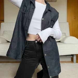 Jeansväst - Säljer denna coola väst i jeans-material i storlek 46 (XL ungefär)❤️