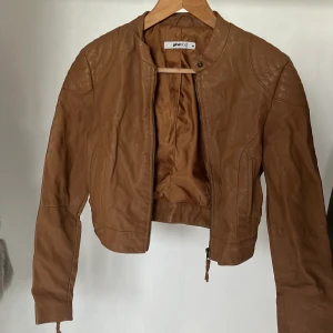 Skinnjacka - Brun skinnjacka som tyvärr fått slitage baktill (se bild) därav priset  Strl 36