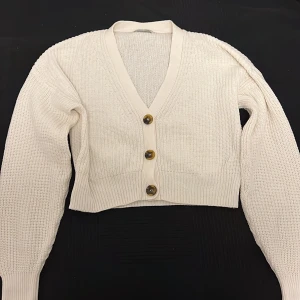 Stickad kofta  - Säljer denna stickade kofta från Urban Outfitters 🤍Den är i fint skick!! Hör av dig i dm om du är intresserad 🥰 Skriv privat för fler bilder!! Frakt spårbart 54kr 