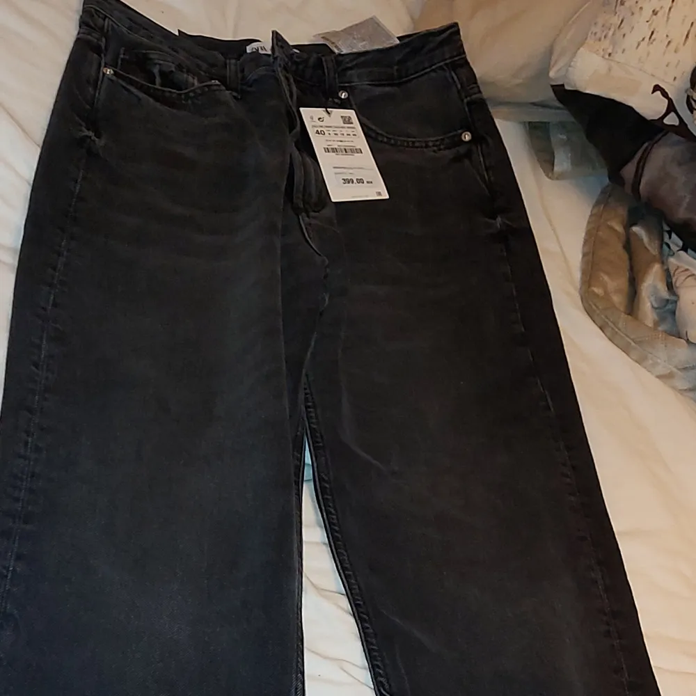 Så fina svarta jeans från Zara som har öppning vid sidan. Köparen står för frakten. Jeansen passar bäst för tjejer som är typ 170 cm lång och mer.. Farkut & Housut.