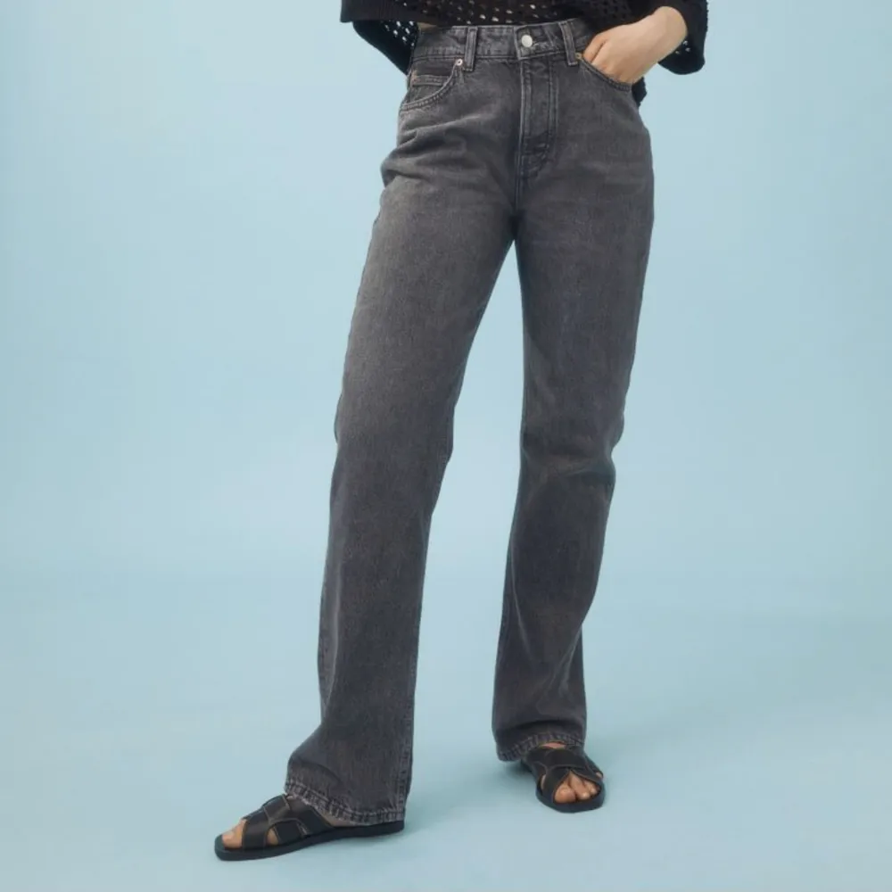 Säljer dessa gråa jeansen från hm som inte kommer till användning. De är i superbra skick och jättefina. Frakt ingår i priset❤️ skicka för fler bilder. Jeans & Byxor.