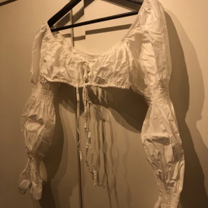 Sommartopp - Topp från Shein, endast använd en gång. Väldigt croppad, slutar nedanför behån.