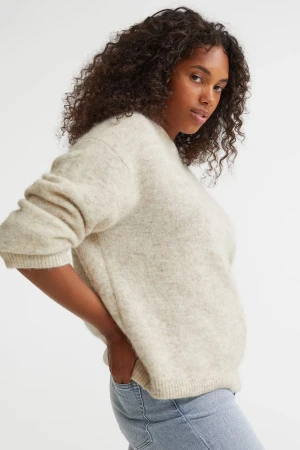 Stickad tröja❤️ - Säljer min jätte söta och även populära stickade tröja från hm💕 orginalpriset: 500kr Inte jag på bilden❤️