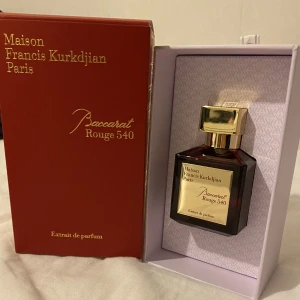 Maison Francis Kurkdjian Paris  - En maison Francis Kurkdjian parfym i 70 ml som jag har endast sprayat 2-3 gånger. Den är precis som ny och är i god skick, säljer den då jag har knappt använt den. För mer information och kvitto till parfymen skrivs privat<3 