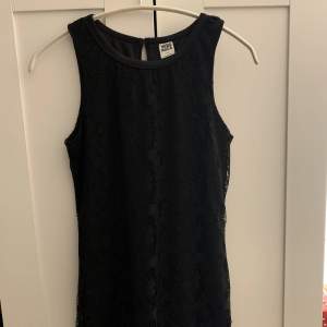 Fin klänning med svart mönster. Strl XS Endast använd få gånger.  Kan skickas om köparen står för frakten. 