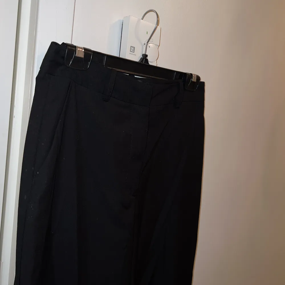 Super snygga Oversize Suit Pants från Nelly. Passar 38 men sitter tajtare vid midjan och utsvängda nertill. Lätta byxor att matcha med och passar till alla tillfällen. Slutsålda på deras hemsida, endast använda 2-3 gånger. Nypris 549 kr.. Jeans & Byxor.