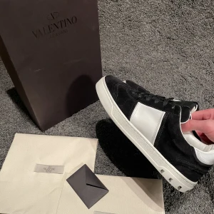 Valentino Flycrew  - Säljer ett par Valentino Flycrew skor i den eftertraktade färgen svart. Storlek 39,5. Nyskick förutom att en nit trillat av. Box och dustbags medföljer. Nypris 6199kr, köp för 2700kr. Möts upp i Stockholm eller fraktar spårbart via postnord 📦