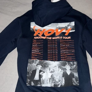 Hov1 around the world tour - Marinblå Hov1 around the world tour hoodie, använd ett fåtal gånger & i nyskick! Limited edition och går ej att få tag på längre, unisex i storlek S! Kan även samfrakta vid köp av flera plagg❤️