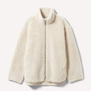 Fleece jacka ifrån weekday som är köpt i februari 2022. Använd ett fåtal gånger så i jättebra skick. 