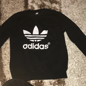 Adidas  - Använt ett par gånger men annars bra skick 