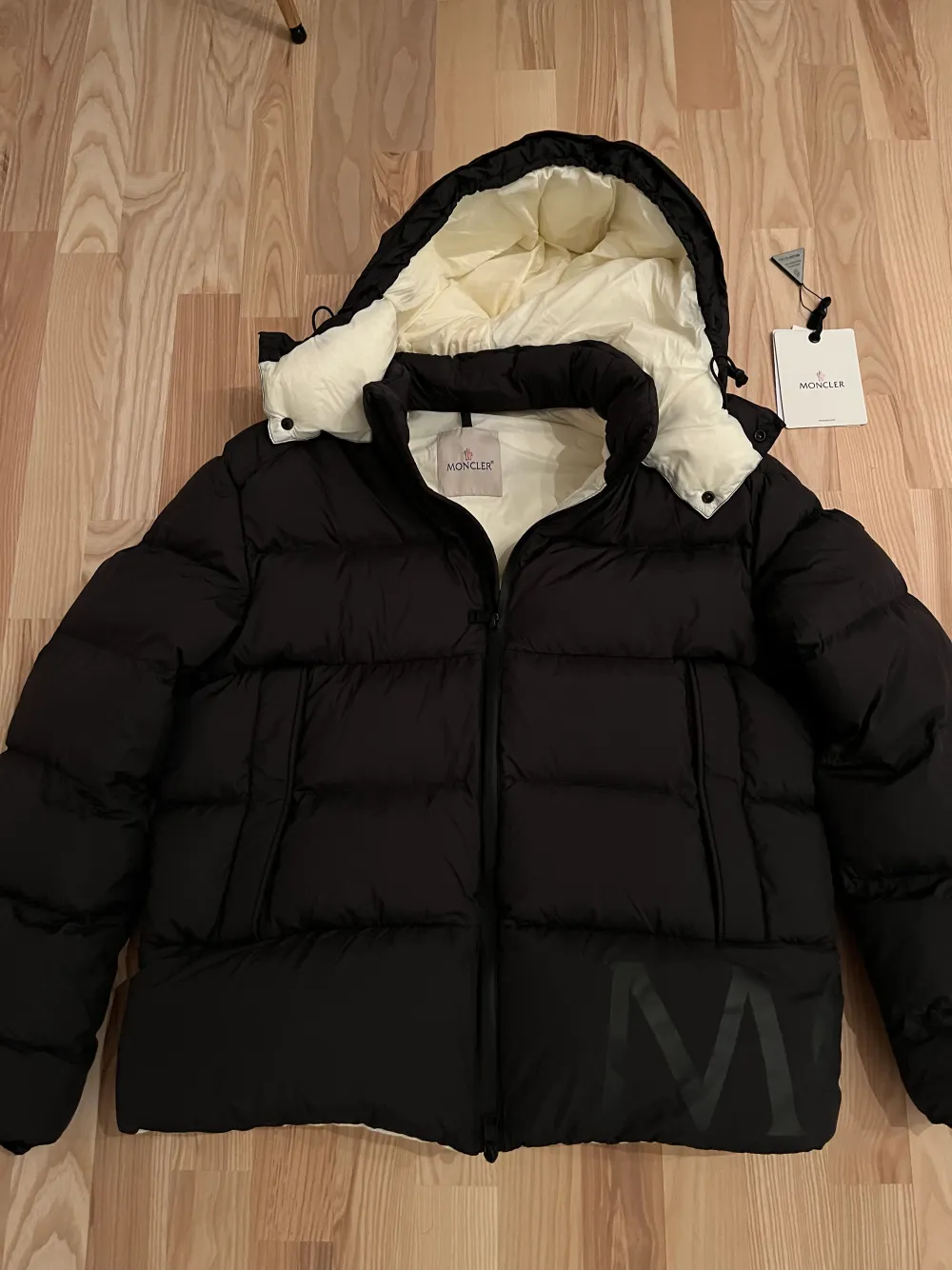 Helt ny och oanvänd moncler jacka i storlek 3 som är äkta. Kontakta mig för ytterligare information. . Jackor.