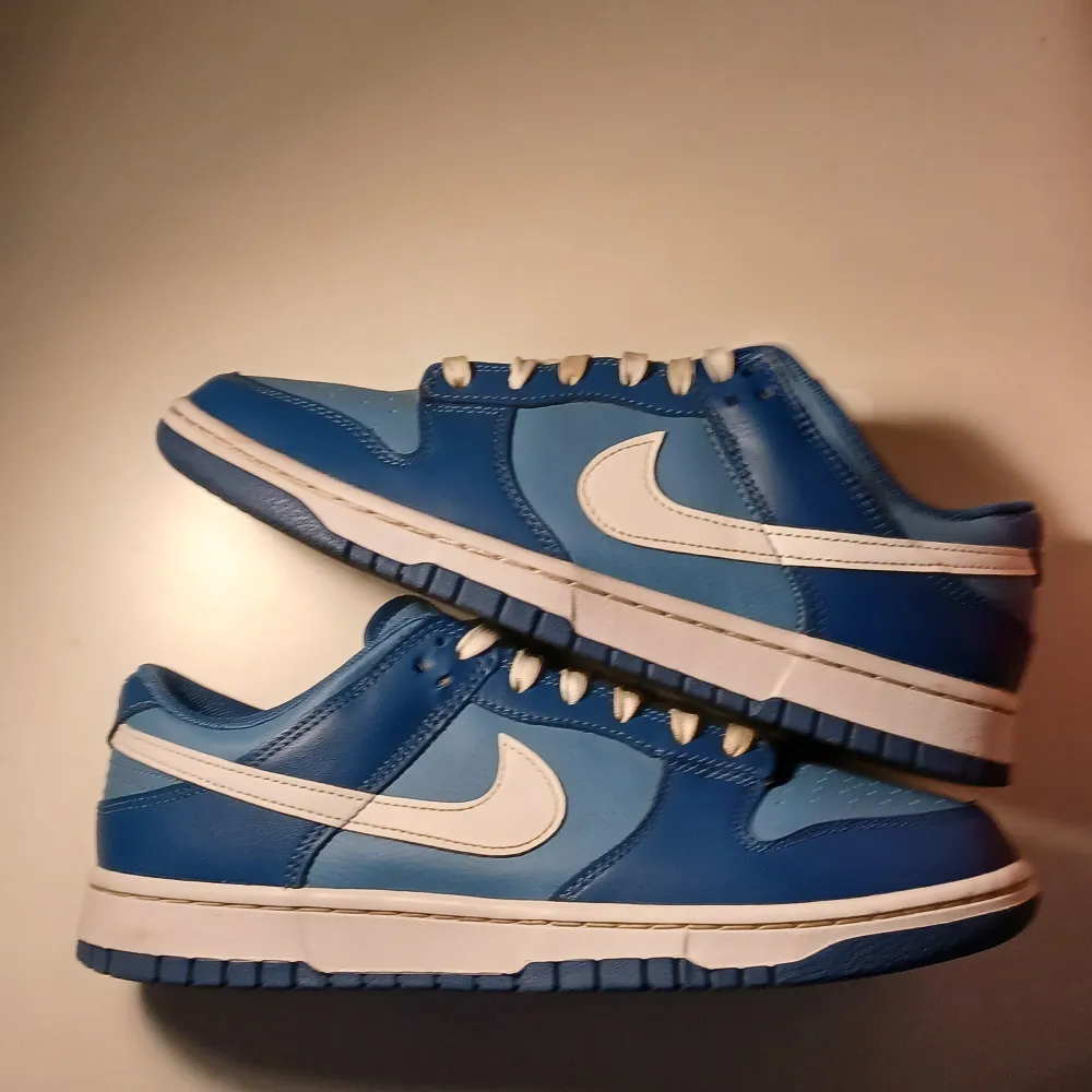 Nike Dunk lows. Colourway: Marina Blue🔵⚪ Köpta på restocks i våras för: 2590kr Använd sparsamt då mycket bra skick 9,5/10  ⚠️Säljer direkt för 1700kr⚠️. Skor.