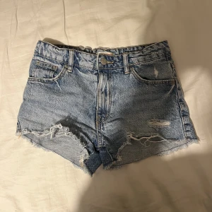 Jeansshorts från young Gina Tricot - Jeansshorts från Young Gina som jag köpte i sommras.☀️Har använt dem ganska mycket men de är fortfarande i bra skick. Går även att spänna in i midjan.💗