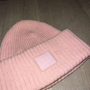 Rosa acne mössa (slutsåld på hemsida) - Säljer nu min rosa fina acne mössa💖 Köpt förra året för 1500kr på nk  Sparsamt använd och är i mycket bra skick 