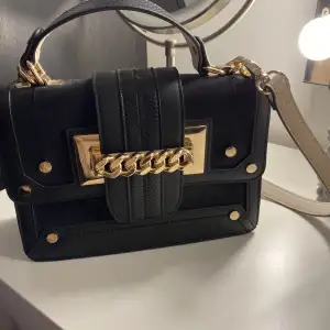 ✨Super snygg och rymlig svart handväska med guld detaljer, axelremmen tillkommer självklart! Väskan är använd mycket varsamt✨Exklusive frakt