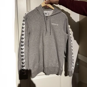 Adidas hoodie  - Säljer grå adidas hoodie för endast 350kr i färgen grå. Passar både tjeje och killar. Skriv vid intresse. Köparen står för frakten  . 
