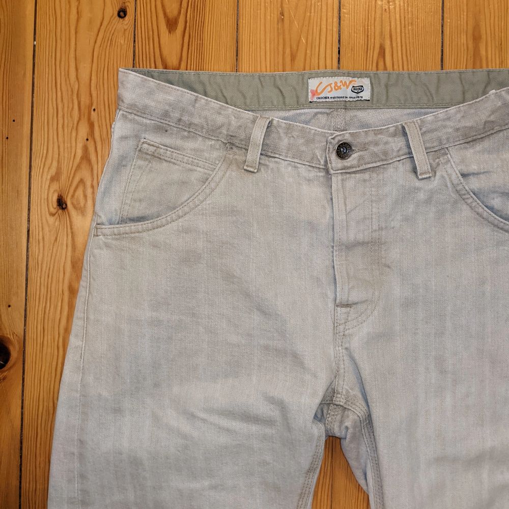 Beiga jeans med mudd nedtill från märket Crocker, riktigt snygga. Storlek 30, sitter mer som 31. Kan mötas upp i Stockholm eller frakta.. Jeans & Byxor.
