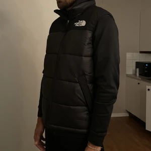 North face väst  - Väst från northface, storlek M. Nypris 1800. Säljer pga använder aldrig, i princip oanvänd