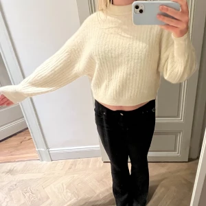 Gul stickad &other stories tröja - Så fin stickad tröja från &other stories! Skulle säga att den är i en pastellgul färg som inte riktigt kommer fram i kameran men som är såå fin😍💛Knappt använd, så i nyskick! 