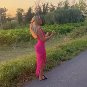 Fantastiskt fin och unik klänning i rosa skimrande stretchig tyg. Skulle säga att den passar xs/s. Inga defekter jättebra skick. Skriv för fler bilder 