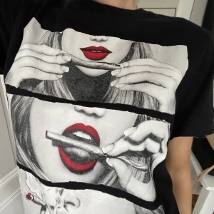 T-shirt med tryck  - Cool t-shirt i strl S men lite större i storleken. 